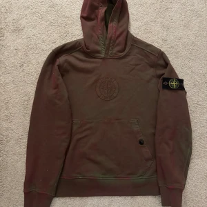 Supreme x Stone Island ss19 - Size: S (passar M) Condition: 7,5/10  Jävligt fet tröja