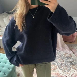 Marinblå stickad tröja - Supermysig marinblå stickad☺️