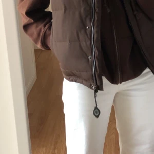 Vita jeans - Vita jeans från H&M som ej kommer till användning längre. Verkligen jättesnygga men inte jätteanvända. Storlek 38 och sitter utmärkt. Hör av er gällande frågor 💞