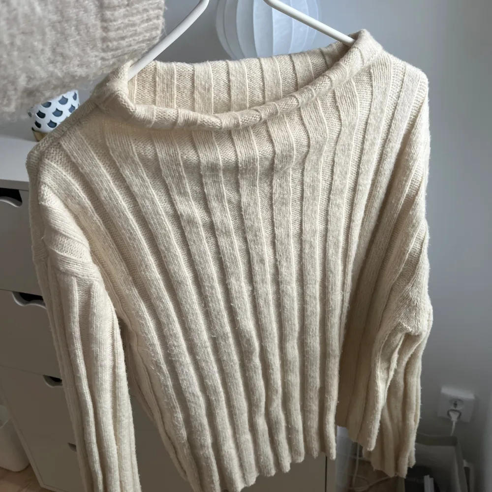 Benvit stickad tröja från Gina tricot, storlek S. Fint skick!💞. Tröjor & Koftor.