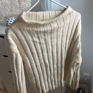 Benvit stickad tröja från Gina tricot, storlek S. Fint skick!💞