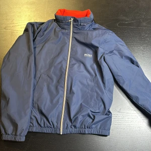 Hugo boss jacka - Det är en äkta Hugo boss jacka.  Använd men i bra skick. Är bra för sommarn. Säljer för att jag har växt ur den. 