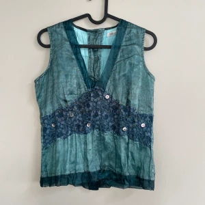 Turkos fest-topp - Snygg topp från Flash i bra skick! Fin färg med coola detaljer🩵 Perfekt till fest och sommar☀️Skriv gärna om du vill ha fler bilder eller har några funderingar!😊