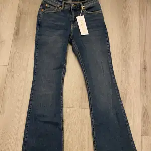 Lågmidjade blåa bootcut jeans från ginatricot i storlek 36. Helt oanvända och säljer pågrund av att dom är för små🤍✨