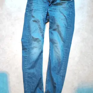 Jeans som är knappt använda i storlek 170 super stretch  All info om storlek står på sista bilden