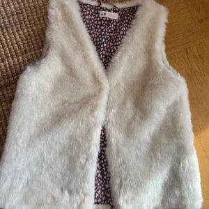 SUPERSÖT PÄLSVÄST!🥰🥰❤️❤️ - Säljer denna supersöta pälsväst!❤️❤️ storlek 158 men passar perfekt på mig som har storlek xs-s!🥰☺️ perfekt inför våren!🥰😋😋 jättesnygg att styla med en t-shirt eller långärmad tröja☺️❤️ 