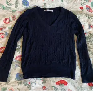 En blå långärmad tröja från zara i storlek S. Den är bara använd 1 gång o den är som i ny skick! Säljer för att den inte kommer till användning. Jag tror jag köpte den för ca 350 kr