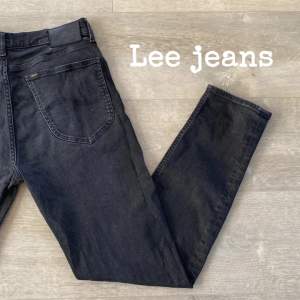~Säljer dessa svarta jeans från Lee för endast 229kr!🤩 II modellen är Austin II nypris ca 699-999kr! Skriv vid frågor och funderingar!