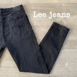 ~Säljer dessa svarta jeans från Lee för endast 249kr!🤩 II modellen är Austin II nypris ca 699-999kr! Skriv vid frågor och funderingar!