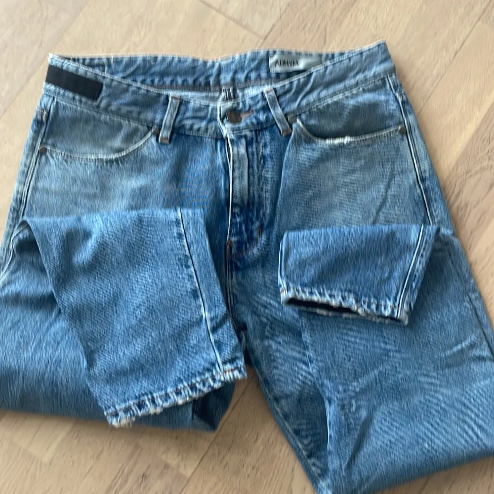 Jeans från svenska Adnym Atelier, unisex, stl 28C, modell ACA 162, ngt lösare över låren, smal i foten, kortare i längden, mkt fint skick. Jeans & Byxor.