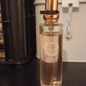 Parfym  - Använt en gång inte mer köpt på normal i huskvarna skrev om ni är intresserade 