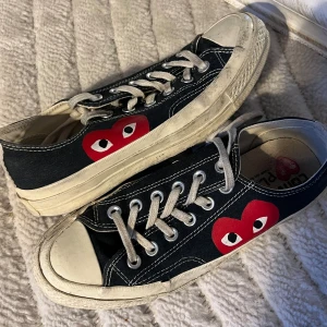 Cdg x converse  - Cdg x converse skor i storlek 37,5. Nypris 1299 kr. Orginalförpackningen finns kvar. 