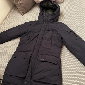 Everest skid/vinterjacka - En ca 1 år gammal skidjacka, använd max 3/4 gånger. Mycket bra skick. Marinblå i storlek 34. 