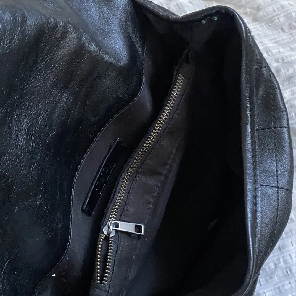 Snygg handväska från zara i svart fakeläder . Accessoarer.