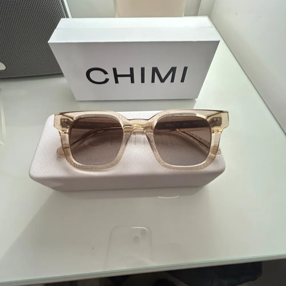 Säljer mina jätte fina Chimi glasögon då dem inte har kommit till användning. Dem är använda några få gånger och man får med allt som kommer när man beställer chimi glasögonen på deras hemsida.. Accessoarer.
