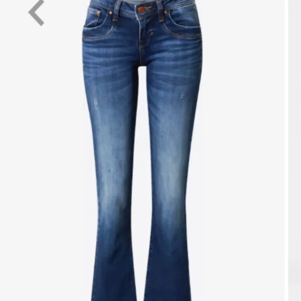 Säljer dessa as snygga ltb jeans som jag köpte här på plick som Tyvär var för korta, kan även tänka mig att byta mot en större storlek 💞. Jeans & Byxor.
