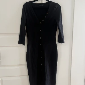 Fin vardagsklänning - Fin vardagsklänning med fina detaljer, aldrig använd 