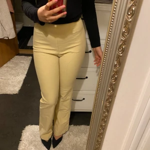 Ljusgula utsvängda byxor i linne - Gula byxor från HM i linne tyg som är lite utsvängda. Ganska långa, liite för långa för mig som är 165cm men passar perfekt med klackskor.