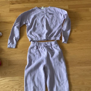 Lila mjukis set - Passar bra och är stretchiga, mjuk flis inuti.