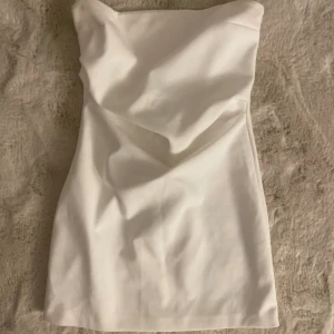 kort vit klänning - superfin klänning från zara som passar perfekt till student eller avslutningar💞💞