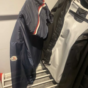 Moncler Jacka - Säljer åt en vän eftersom den inte kommer till användning. Äkta och inga skador alls.   Pris kan diskuteras!