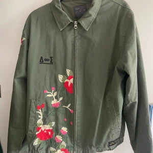 Zara detroit jacka - Riktigt fin jacka från zara som har en grym fit och bra längd i armarna, knappt använd. Nypris 1200kr