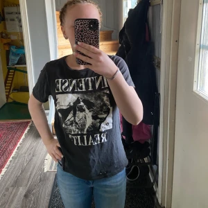 T-shirt  - En fin tröja i storlek XS, det står intense reality.