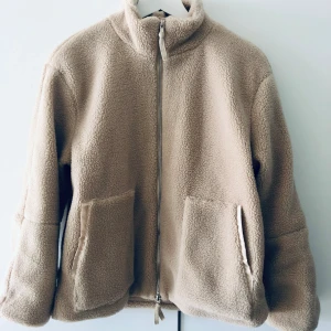 Teddyjacka  - Helt ny trendig jacka från Merley. Säljer pga för liten. (Storlek M men mer som S) 