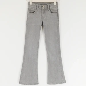 Gråa Low Waist Jeans  - Säljer mina gråa jeans från young gina då jag inte använt dom så mycket alls. Jeansen har en liten skada på baksida lår men inget man tänker på 💗Nypris 349kr