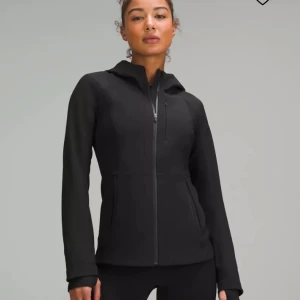 Träningsjacka - Träningsjacka från Lululemon. Aldrig använd med lappen kvar. Storlek 4. Nypris 2580 kr