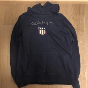 En hoodie från GANT. Jättefint skick och sparsamt använd. Står ingen specifik storlek men det står 176 cm, alltså större barnstorlek. Skulle uppskatta runt XS-S