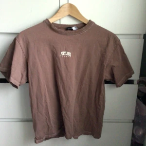 Brun T-shirt med tryck - Brun T-shirt med beige tryck från h&m