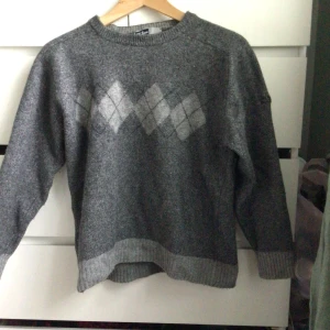 Stickad grå tröja - Stickad grå tröja från Oscar Jacobsson som har krympt från storlek xl till S men funkar fint