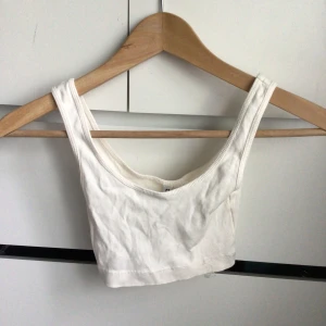 Vit croppad top - Vit croppad top/ nästan som en behå från h&m