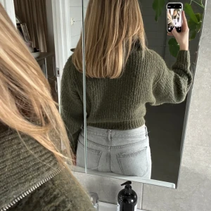 Stickad tröja med zip - Mysig kroppad tröja, som tyvärr har blivit för liten för mig.  Använd fåtal gånger, då den var lite redan när jag fick den.   Pris kan diskuteras vid snabb affär, o köparen står för frakten. 