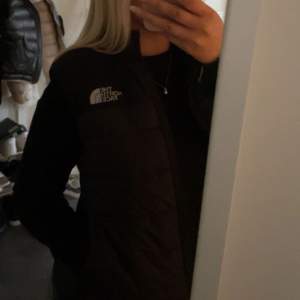 En svart The North Face väst som inte kommer till användning. Haft den till och från under 2 år och den är inte förstörd och heller inga fula märken💞 Säljer pga att den inte används längre. Nypris 1 300kr, pris kan diskuteras!!