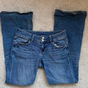 Jättesnygga bootcut jeans från H&M. Helt slutsålda på hemsidan, Säljer pga att de är för stora. Inga defekter, skriv privat för mer bilder.🤍
