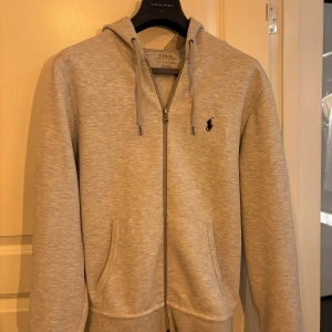 Raffe tröja - Tja! Säljer nu min gråa raffe zip up tröja i storlek S (sitter som en större small). Skick 9/10. Bild 3 så har den fått nån form av färg på sig (syns knappt) men går förmodligen bort i tvätten. Pris: 699kr nypris: 2195kr. Söker inga brevkompisar. 