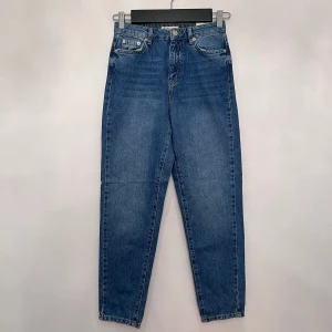 Jeans  - Trendiga jeans med hög midja och lös passform. Den populära mom-modellen har fem fickor och ingen stretch för en äkta denimlook.