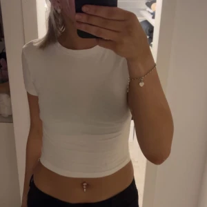 tshirt - vit kortare tshirt som ej kommer till användning då jag inte gillar så korta tröjor. 