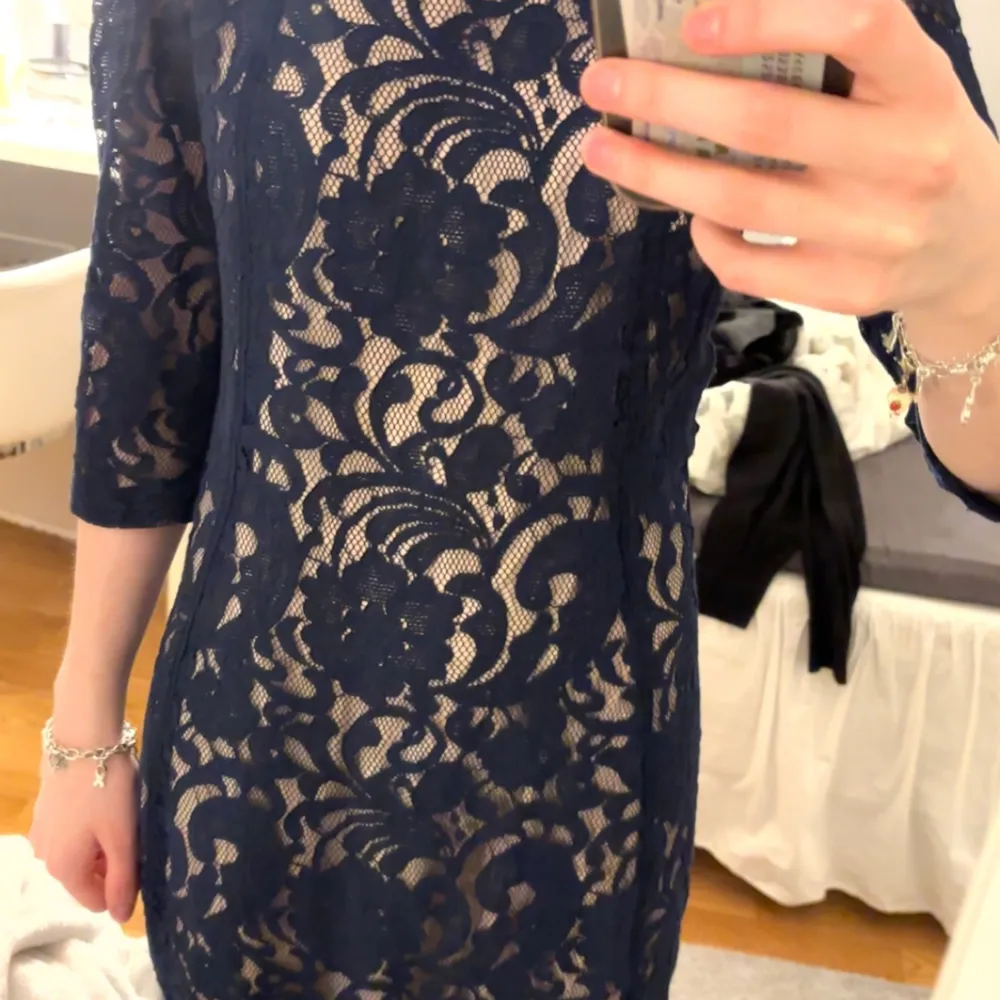 Jätte fin spets klänning i mörkblå från inwear, köp för 1300 och aldrig använd med prislapp kvar. Den är i 38/M men skulle säga att den är mer av en S eftersom jag har oftast XS och de är bara lite stor på mig. Skriv till mig om mer frågor🤗. Klänningar.