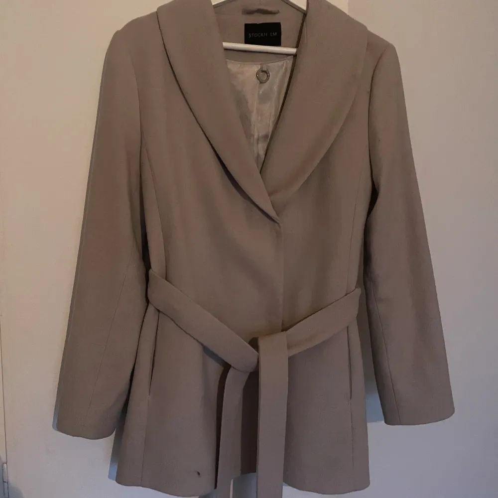 fin beige kappa köpt på MQ, märket Stockh LM, för 1700kr. knappt använd men har en liten fläck på ärmen, skriv för fler bilder🌸 ”mina wool coat”. Jackor.