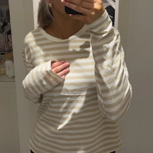 randig tröja  - Randig tröja från HM, nästan aldrig använd då jag ej gillar randigt. 