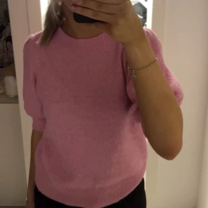 Topp från veromoda - Söt stickad topp med puffaxlar från veromoda. Jätte skön och fin färg men kommer inte till användning. 