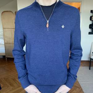 Säljer en riktigt snygg Morris half zip tröja i storlek S. Färgen är mörkblå, det finns inga defekter utan ser helt oanvänd ut!👌Nypris runt 1800kr