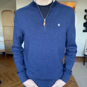 Morris half zip - Säljer en riktigt snygg Morris half zip tröja i storlek S. Färgen är mörkblå, det finns inga defekter utan ser helt oanvänd ut!👌Nypris runt 1800kr