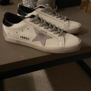Golden goose skor - Ett par helt oanvända feta golden goose skor som jag säljer till ett bra pris. Skick 10/10 storlek 42. Tveka inte på att höra av er vid funderingar.