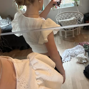 Fin vit volangtopp - Jättesöt och fin oanvänd topp/blus från new yorker. Skriv för fler bilder, samfraktar med annat man köper💓