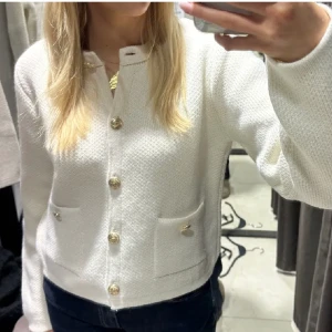 Zara kofta  - Skitsnygg zara kofta, endast använd ett fåtal gånger 💘💘(lånad bild)