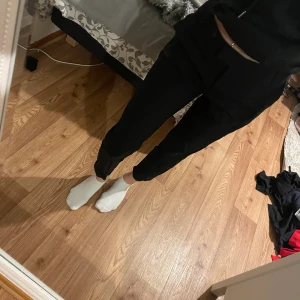 Kostymbyxor från bikbok - Superfina kostymbyxor. Säljer pga dem är för korta (är 159cm). Strl 34/Xs. Pris: 300kr